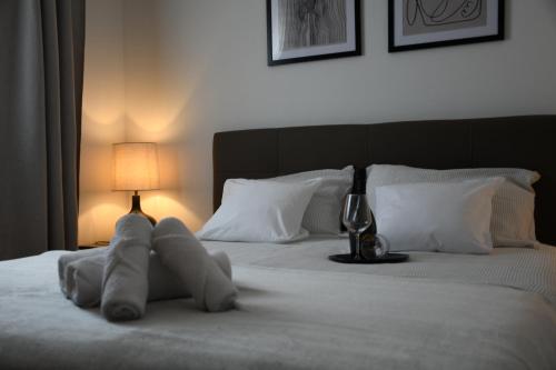 Valuna - Modern Sea View Apartment -Terrace - 4 Min to Beach - Free Parking