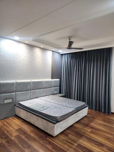a bedroom with a bed in a room at Thecomfortden in Sohāna