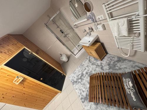 an overhead view of a bathroom with a shower and a sink at Sonjas Auszeit in Rust