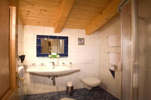 ein Bad mit einem Waschbecken und einem WC in der Unterkunft Ondres'n Hof in Längenfeld