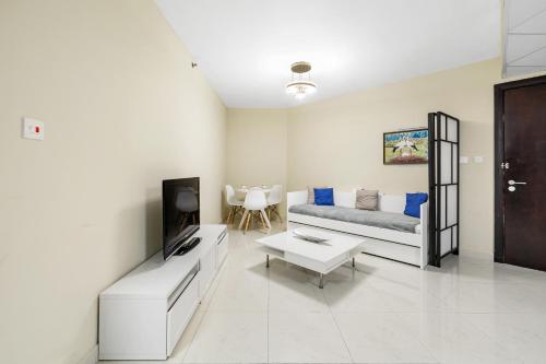 Comfortable 2BR in Dubai Gate Close to Metro