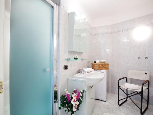 Carate UrioにあるRegina Executive Homeの白いバスルーム(シンク、鏡付)