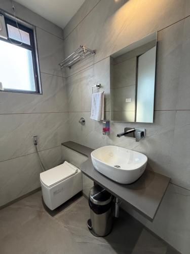 a bathroom with a sink and a toilet and a mirror at O'Nest Select in Peth