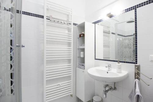 ウィーンにあるVienna Midtown Apartmentの白いバスルーム(シンク、鏡付)