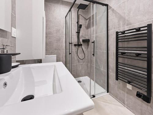 a bathroom with a shower and a white sink at Superbe Grand Studio dans le vieux Tours avec fraicheur au rendez-vous in Tours