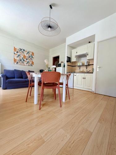 a kitchen and living room with a table and chairs at Le Nid Ossalois in Eaux-Bonnes