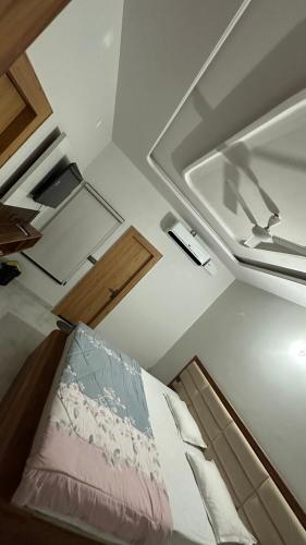 a small room with a bed and a sink at Mangalam Palace Vrindavan in Chhatikara