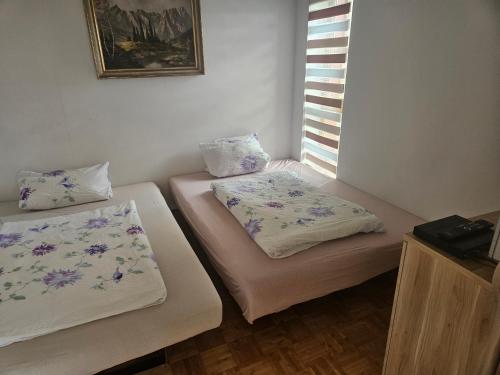 two twin beds in a room with a window at Forest Haven in Unterkirnach