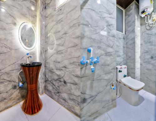 a bathroom with a toilet and a sink in it at Hotel Brij Stone in Vrindāvan