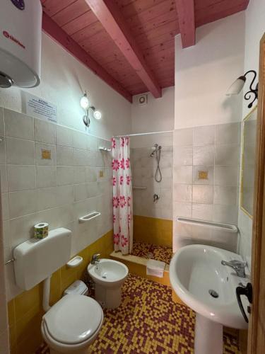 a bathroom with a toilet and a sink and a tub at Residence Il Melograno in Lampedusa