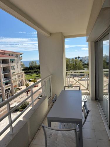 Dream vacation Apartment - Sea view, Pool, Park, 2 Min Walk to Beach, Parking
