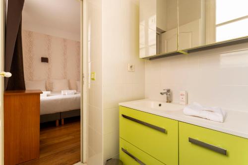 Arc de Triomphe - Home in City - AC & Parking