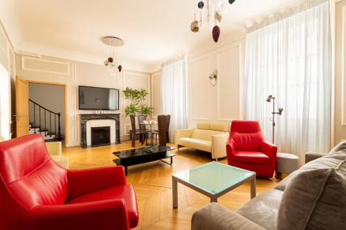 Arc de Triomphe - Home in City - AC & Parking