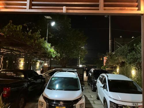 a row of cars parked on a street at night at Nhà Nghỉ Thi Anh in Ấp Bia