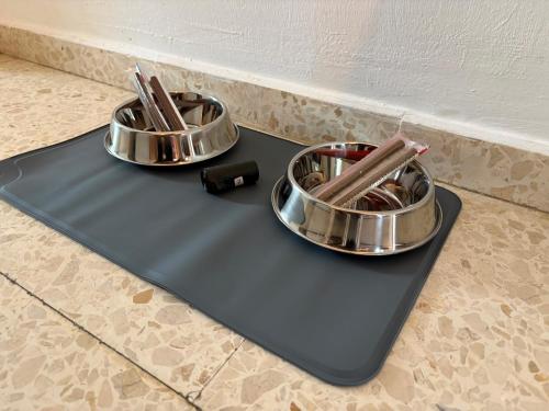 two metal bowls on a black tray with chopsticks at Pet Friendly Apto El Sendero in El Bosque