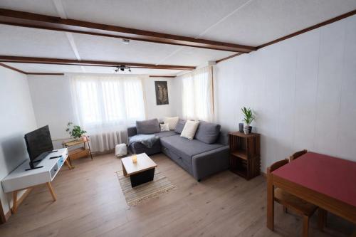 a living room with a couch and a piano at Gackernästli Emmental in Bärau