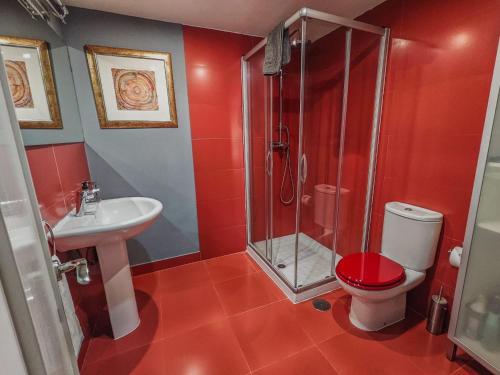 a bathroom with a shower and a toilet and a sink at Apartamento CENTRO HISTÓRICO Zorrilla 4 in Zamora