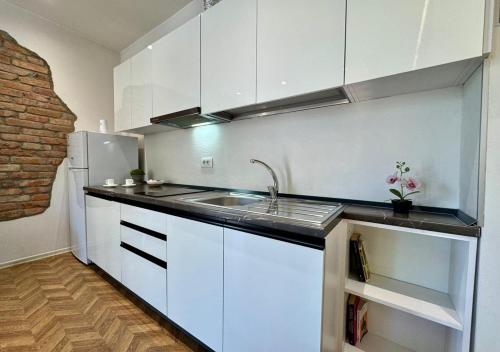Foto Mirea Harmony - Apartment in the Heart of Tirana 4