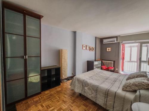 a bedroom with a bed and a glass cabinet at Apartamento CENTRO HISTÓRICO Zorrilla 4 in Zamora