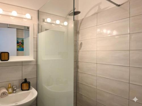 a bathroom with a shower and a sink at Studio accès piscine, plage à 50m in Le Gosier