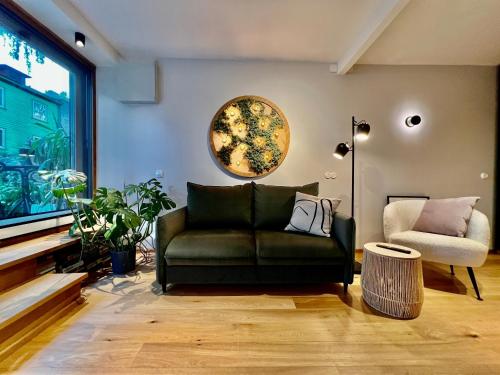 una sala de estar con un sofá verde y una silla en SoulLight Studio, en Tallin