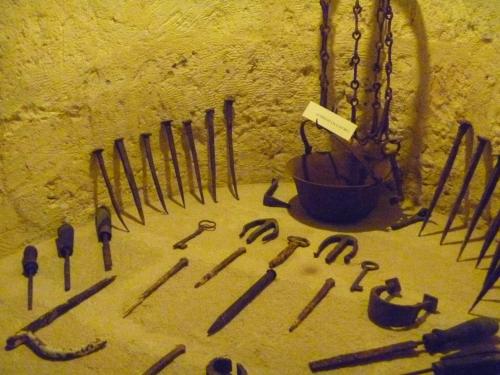 a bunch of tools on the floor next to a wall at Castello Conti Filo in Torre Santa Susanna