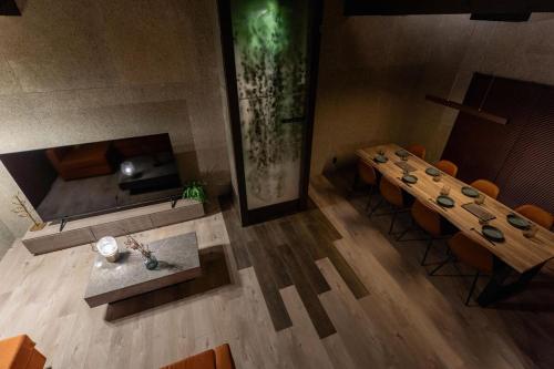 an overhead view of a restaurant with tables and chairs at Betsuan Private Villa in Kuwana