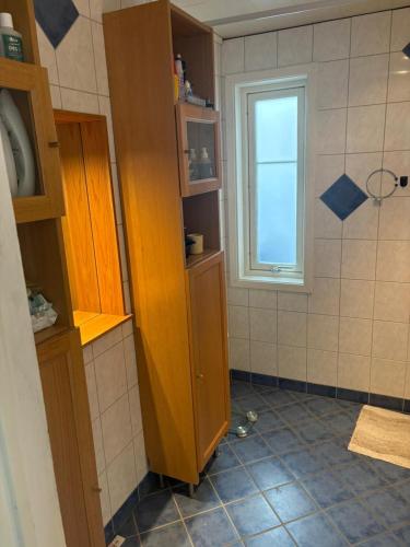 a bathroom with a shower and a window at Villa i sommaridyll 4 sovrum in Strömstad