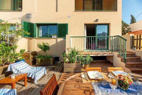 a patio with a table and chairs and a building at Apartamento Ca Na Fina, tranquilo y cerca de la playa de Es Pujols in Es Pujols