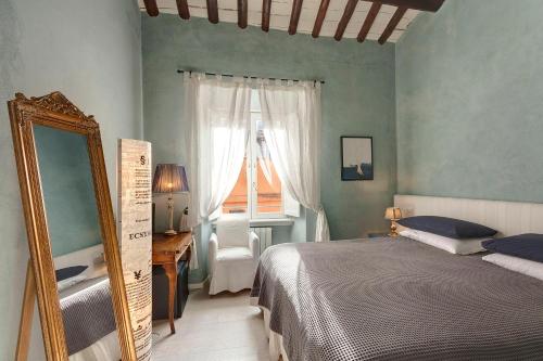 um quarto com uma cama, um espelho e uma janela em LM Suites Spagna em Roma