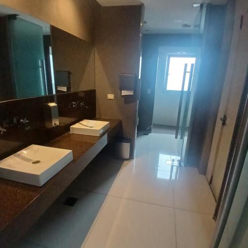 a bathroom with two sinks and a large mirror at Quartier San telmo Piscina climatizada y Spa premium in Buenos Aires