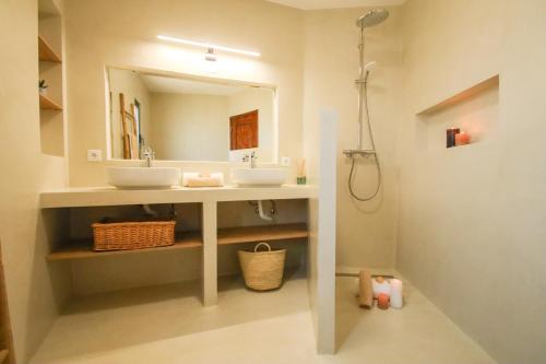 a bathroom with two sinks and a mirror at Villa Phi Phi - com piscina privada em Vilamoura in Quarteira