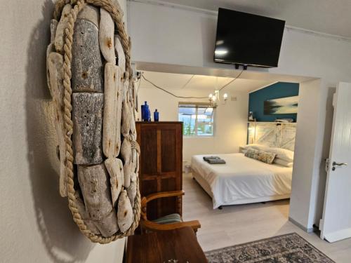 a room with a room with a bed at Heide Cottage in Struisbaai