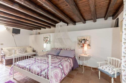 NiscemiにあるVILLA NISCEMI vicino Piazza Armerina e Caltagironeのベッドルーム1室(ベッド1台、テーブル、ソファ付)