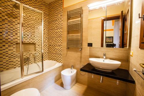 ローマにあるCrispi Apartmentのバスルーム(洗面台、トイレ、バスタブ付)