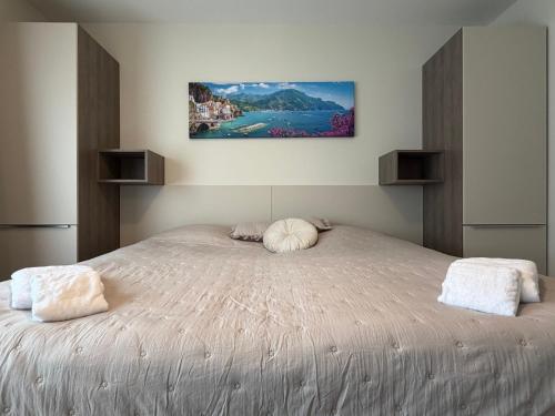 ein Schlafzimmer mit einem großen Bett und zwei Kissen in der Unterkunft Vreta Hotel in Vretarna