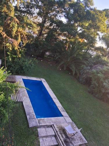 an overhead view of a swimming pool in a yard at Anam Cara in Isla del Rincón