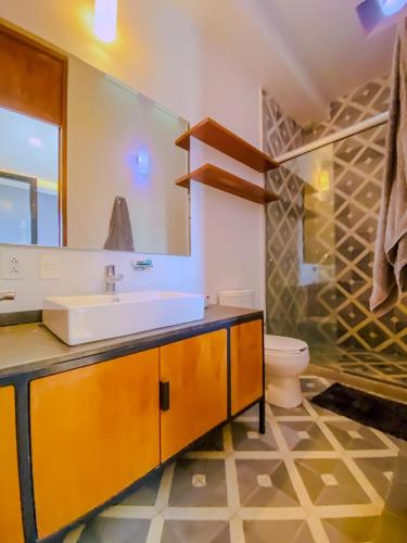 a bathroom with a sink and a toilet at Spacious modern and centrally located in Puebla