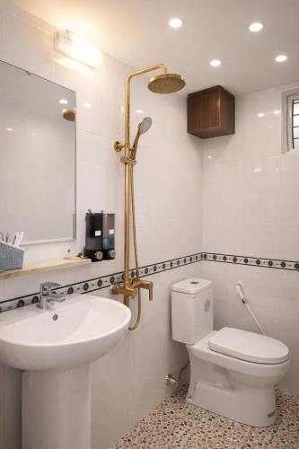a bathroom with a white toilet and a sink at Đức Anh Hotel Ninh Binh in Ða Gia