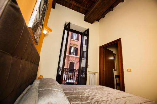 ローマにあるCrispi Apartmentのベッドルーム1室(ベッド1台、大きな窓付)