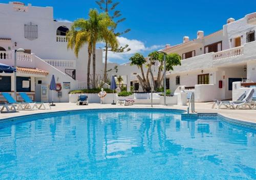 Jasmine Apartment - Heated Pool & Cozy Patio