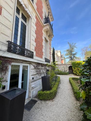 a walkway in front of a building with a window at La HALTE des CAVALIERS in Compiègne