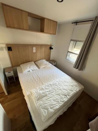 a bedroom with a large white bed in it at MA105 Le Mazet in Vias
