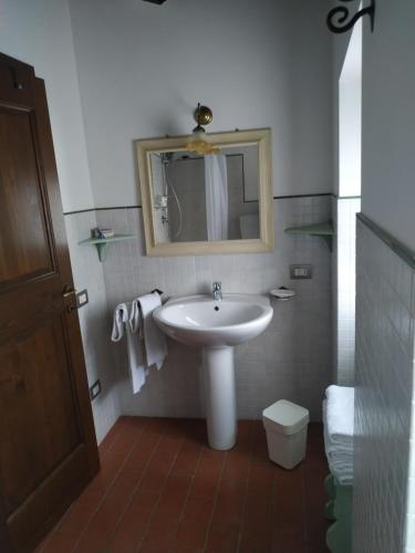 a bathroom with a white sink and a mirror at Agriturismo Il Conventino in Vallicchio