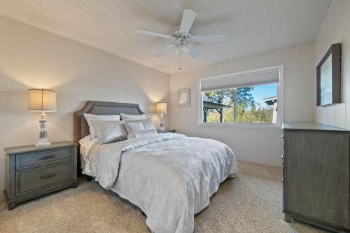 ein Schlafzimmer mit einem Bett, einem Deckenventilator und einem Fenster in der Unterkunft Lescape in Sonora