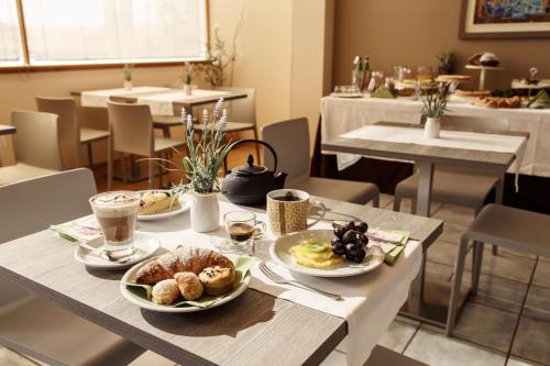 una mesa con dos platos de comida. en Hotel Maiuri Pompei, en Pompeya