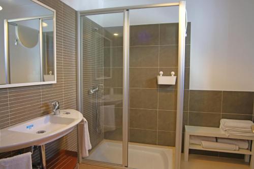 y baño con ducha y lavamanos. en Apartamento Villa Laura, en Playa Blanca