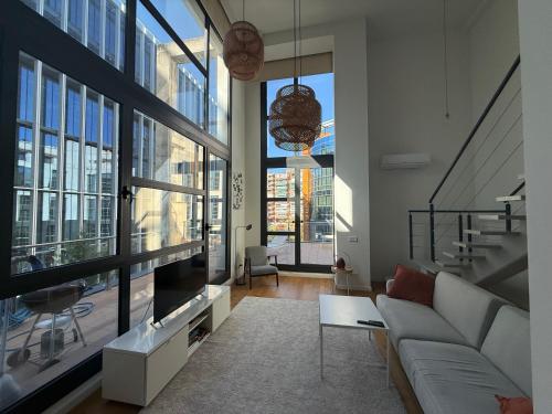 Spacious Loft with Terrace - 15min train airport