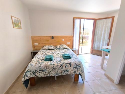 a bedroom with a bed in a room at Le Mas des 3 Anes in Blars