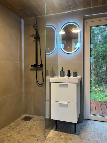 a bathroom with a sink and a shower at Uduaasa Minimaja in Urge